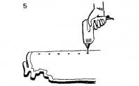 5. Вдоль бокового края панелей просверлите отверстия