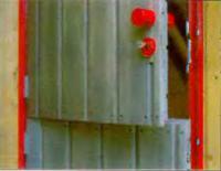 На дверной раме крепят шурупами алюминиевые уголки для роликовой защелки и замка