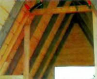 Скрепленные с обшивкой крыши стойки усилены поперечными ригелями